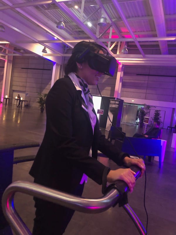 Une de nos hôtesse teste un jeux virtuel de réalité augmenté